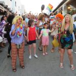 El Orgullo en el Parque Natural: Níjar se convirtió en la capital de la caspa Numerosas personas celebraron el Orgullo en Las Negras. Foto La Cronica