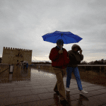 Dos personas se protegen de la lluvia en Cordoba