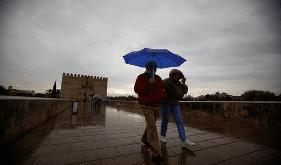Dos personas se protegen de la lluvia en Cordoba