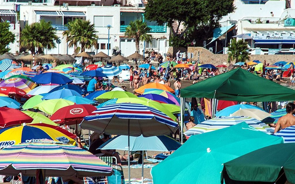 Playa de San Jose masificada. Foto de Amigos del Parque