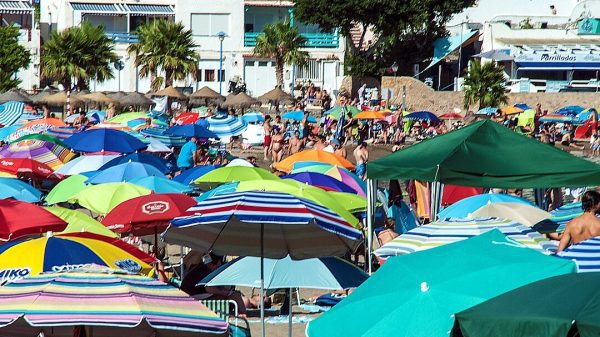 Playa de San Jose masificada. Foto de Amigos del Parque