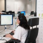 Una operadora en la sala regional de 112 Andalucia