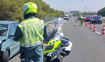 Agente de la Guardia Civil de Trafico en un accidente archivo