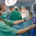 Profesionales sanitarios en una intervencion quirurgica 1