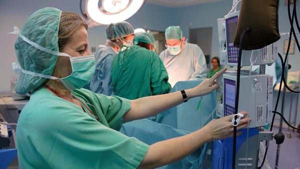 A vueltas con las listas de espera en Almería Profesionales sanitarios en una intervencion quirurgica 1