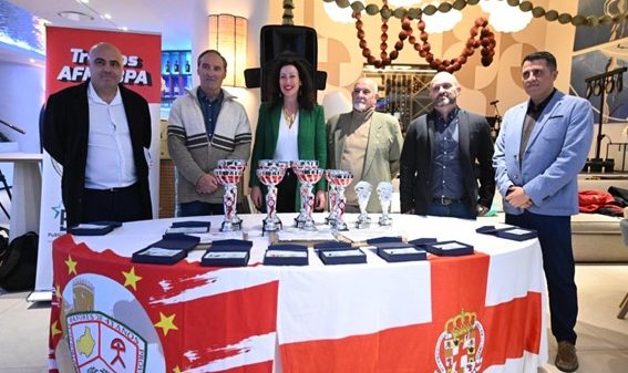 La “carroza league” hace entrega de los trofeos a los ganadores, jugadores mayores de 43 años Carroza League