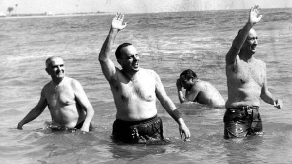 Fraga y el embajador norteamericano se banan en Palomares