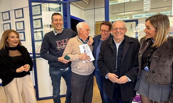 Antonio Bonilla, aún sin tocarle la lotería, se retrata así de contento con los afortunados Loteria en Vicar