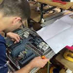 Un alumno realiza practicas de FP con unos circuitos