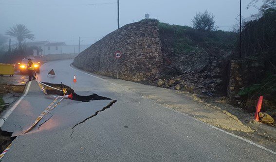 EMA 1-1-2 pide extremar la prudencia ante la entrada de la borrasca Oriana en Andalucía; última hora Desperfectos en la carretera MA 6101 en Villanueva de Algaidas Malaga