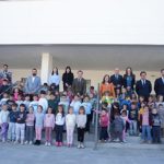 Moreno Bonilla inaugura en El Ejido un colegio tras años de espera Foto de familia de Juanma Moreno con el equipo de profesores y alumnos del CEIP Bahia de Almerimar en El Ejido Almeria