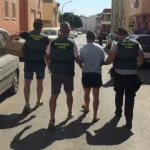La Guardia Civil con uno de los detenidos en la operacion