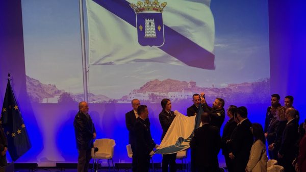 El pleno municipal aprueba el himno y la bandera de Níjar, todas las fotos de la presentación institucional La bandera de Nijar