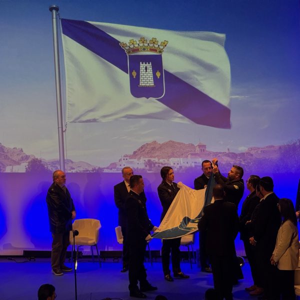 El pleno municipal aprueba el himno y la bandera de Níjar, todas las fotos de la presentación institucional La bandera de Nijar