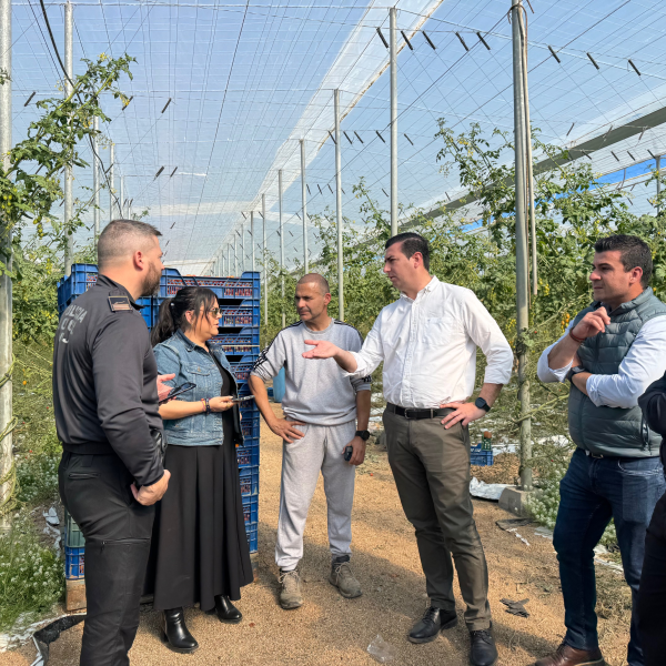 Garrido cambia impresiones con los agricultores nijareños afectados por robos en las últimas semanas Robos fincas en Nijar