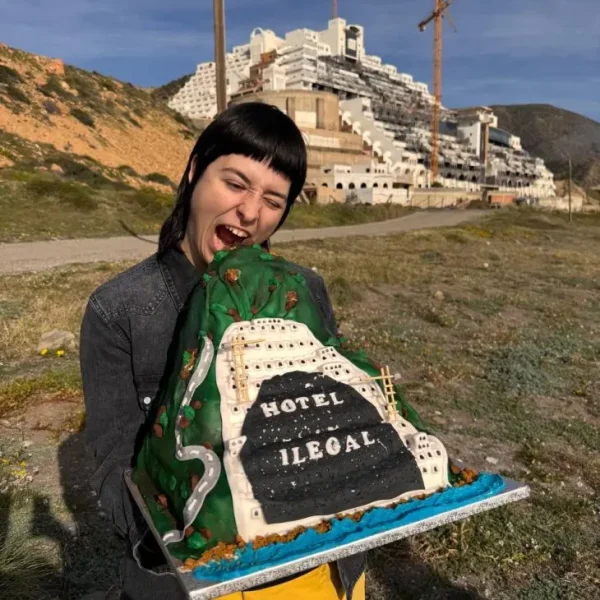 Le llevamos una tarta de El Algarrobico al alcalde tras 20 años de paralización sin demolición Una activista de Green Peace porta la tarta para el Alcalde