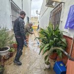 Vecinos intentan sacar el agua en sus viviendas de Lora del Rio