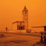 La iglesia de Cabo de Gata durante la calima de 2022