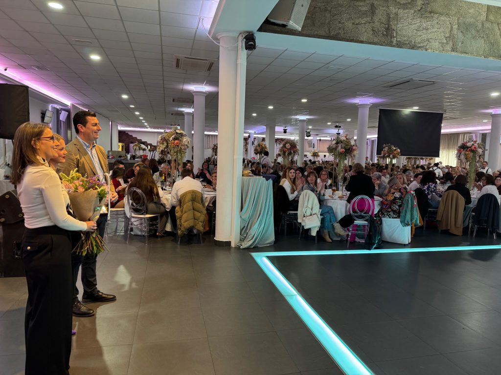 En un acto multitudinario, Níjar rinde homenaje a varios referentes locales con motivo del 8-M dia de la mujer